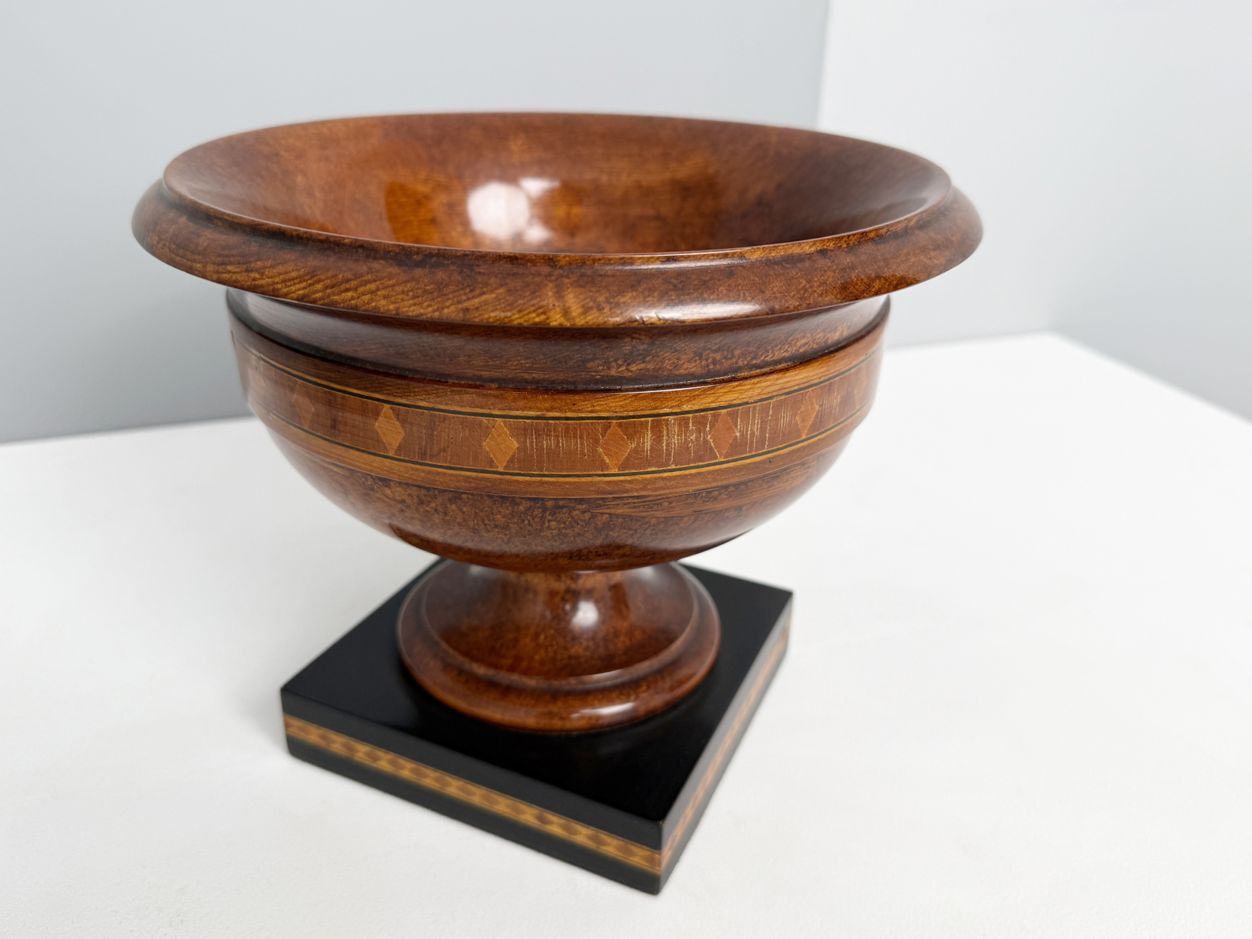 Grand Tour Bowl with a Base Made of grained Beech, Marquetry, England, 19th Century