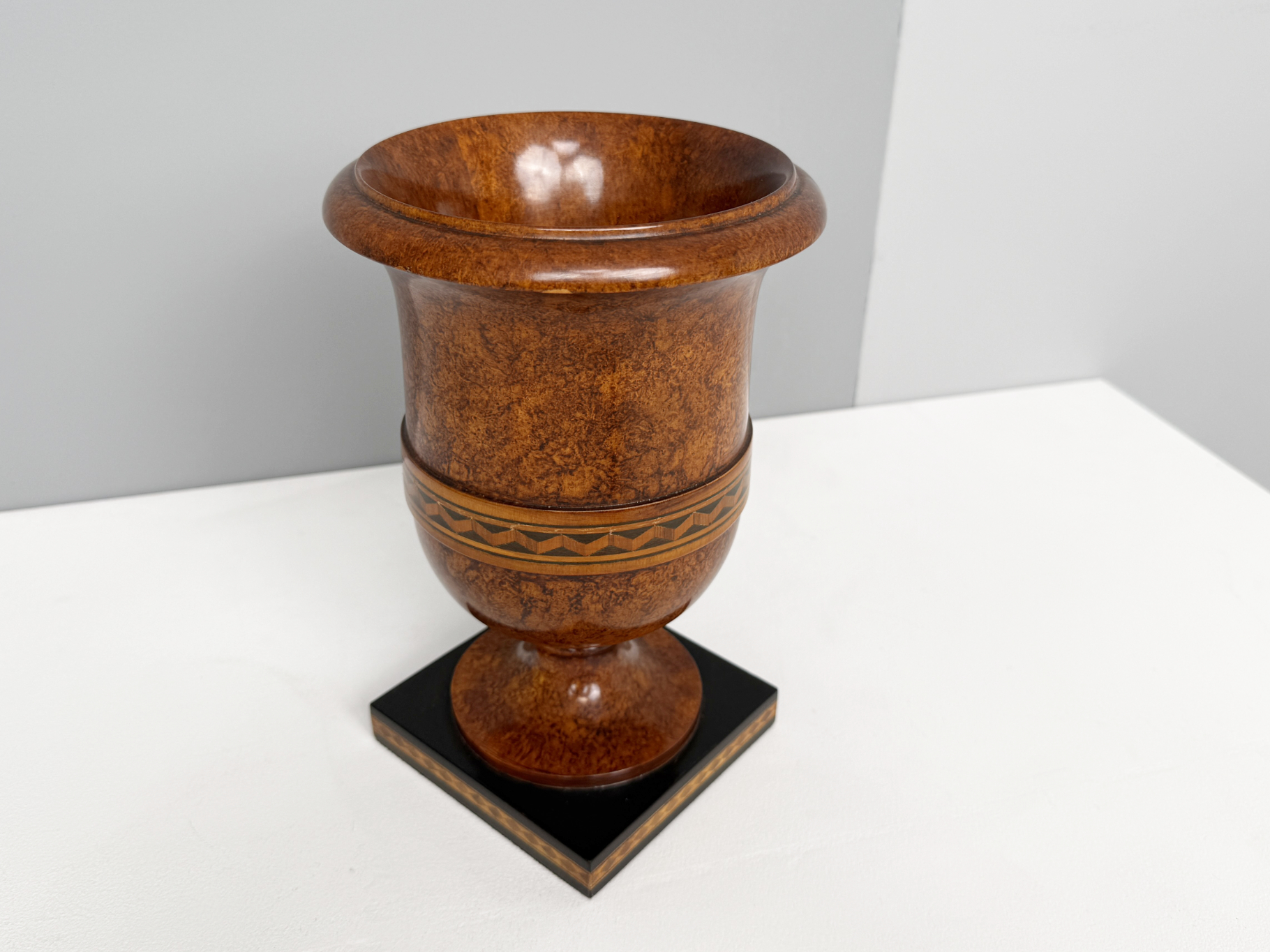 Grand Tour Urn with a Base Made of grained Beech, Marquetry, England, 19th Century