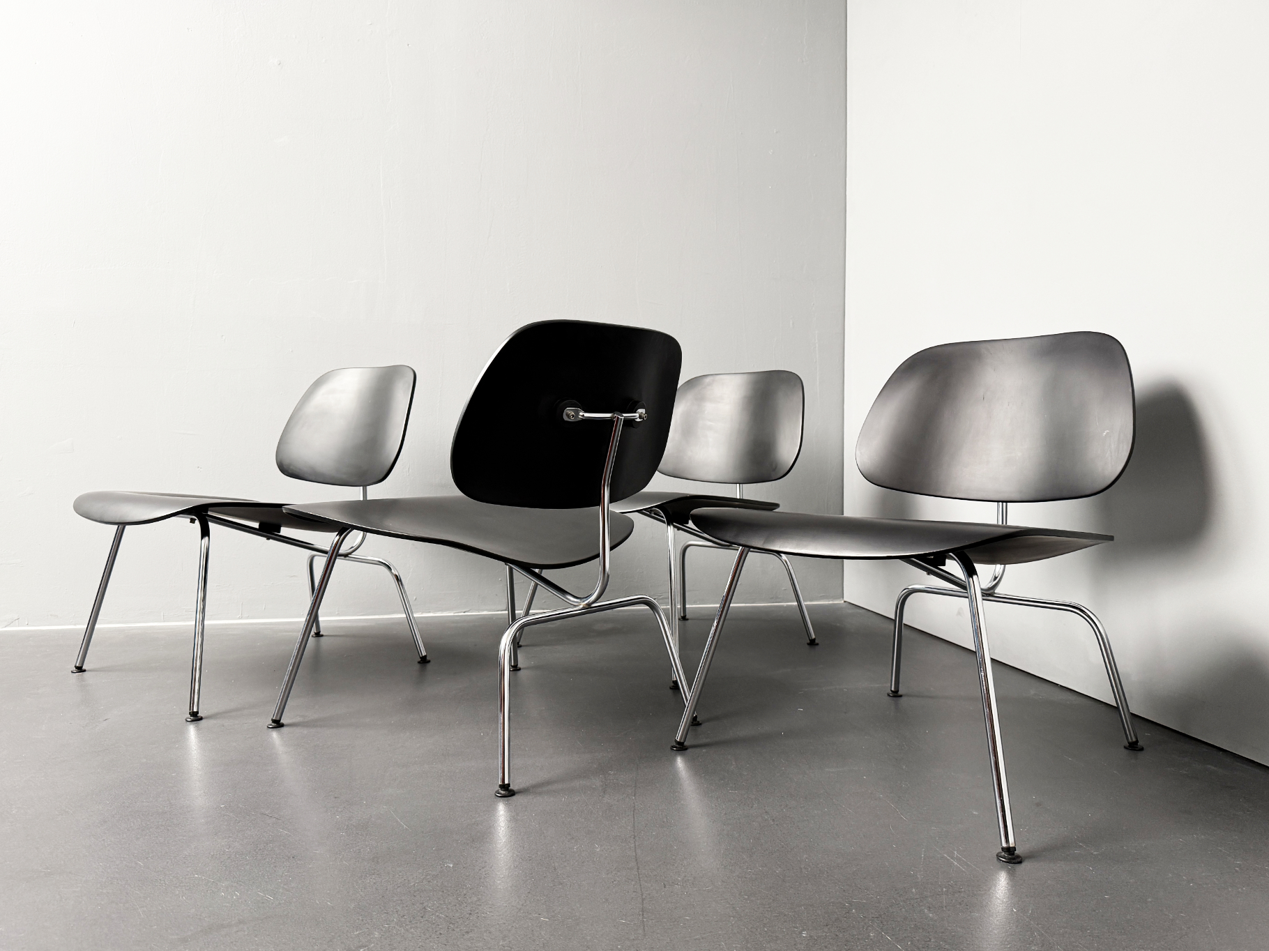 4er Set LCM Stühle aus verchromtem Metall mit schwarzem Schichtholz von Charles & Ray Eames für Herman Miller, Deutschland, 1960er