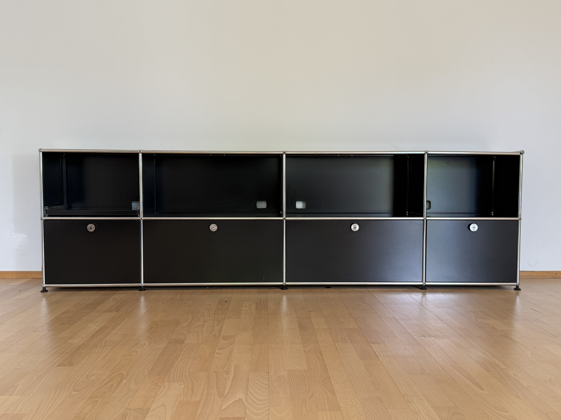 USM Haller Sideboard, Schwarz RAL 9011, 8 Felder mit 4 Klappen, Schweiz, 2000er