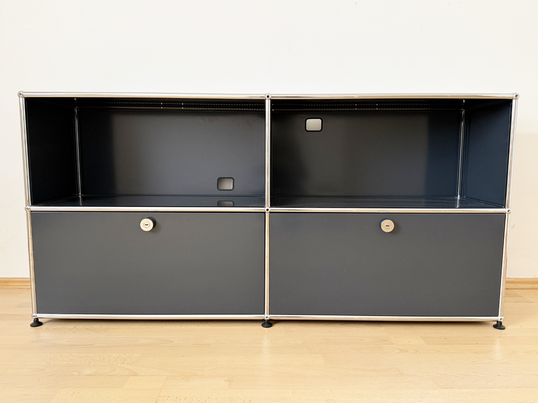 USM Haller Sideboard, Mittelgrau RAL 7004, 4 Felder mit 2 Klappen, Schweiz, 2000er