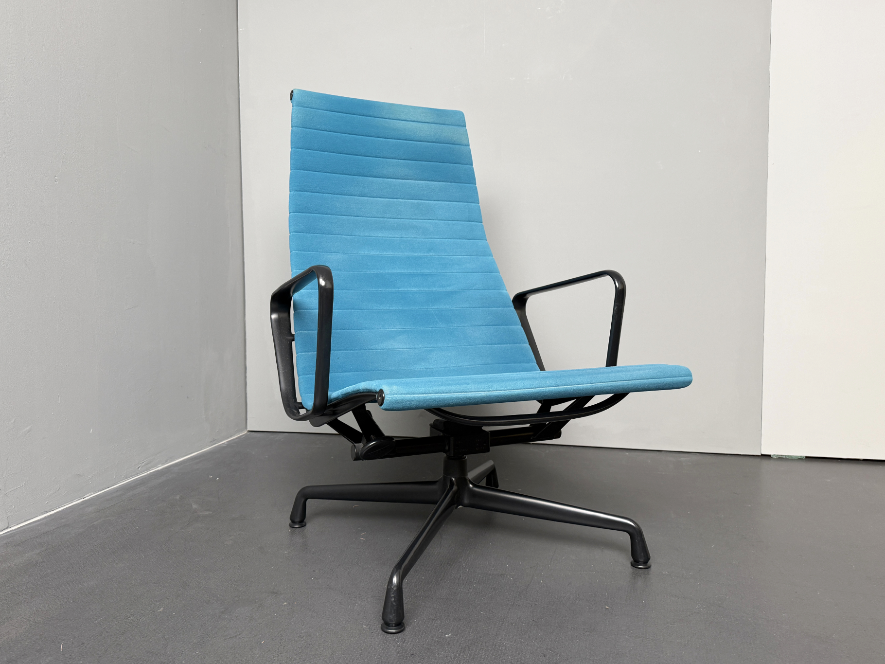 EA-124 Office Chair, Aluminum Chair, Hop Sak, Turquoise Blue, by Charles & Ray Eames for Vitra, Norway, 2000s. Swivel an Tilt Function.