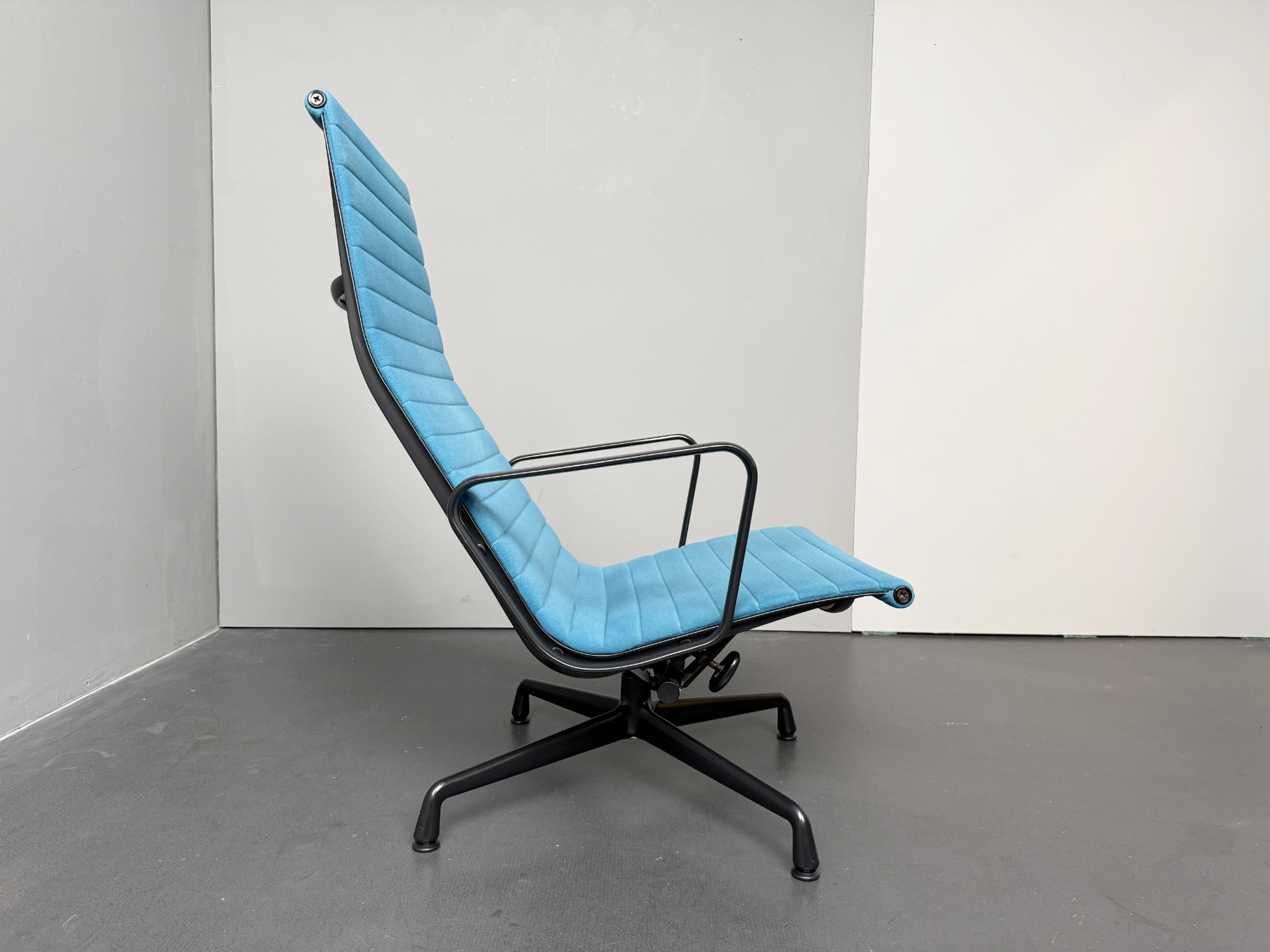 EEA-124 Bürostuhl, Aluminium Chair, Hop Sak, türkisblau, von Charles & Ray Eames für Vitra, Norwegen, 2000er. Drehbar und mit Kippfunktion