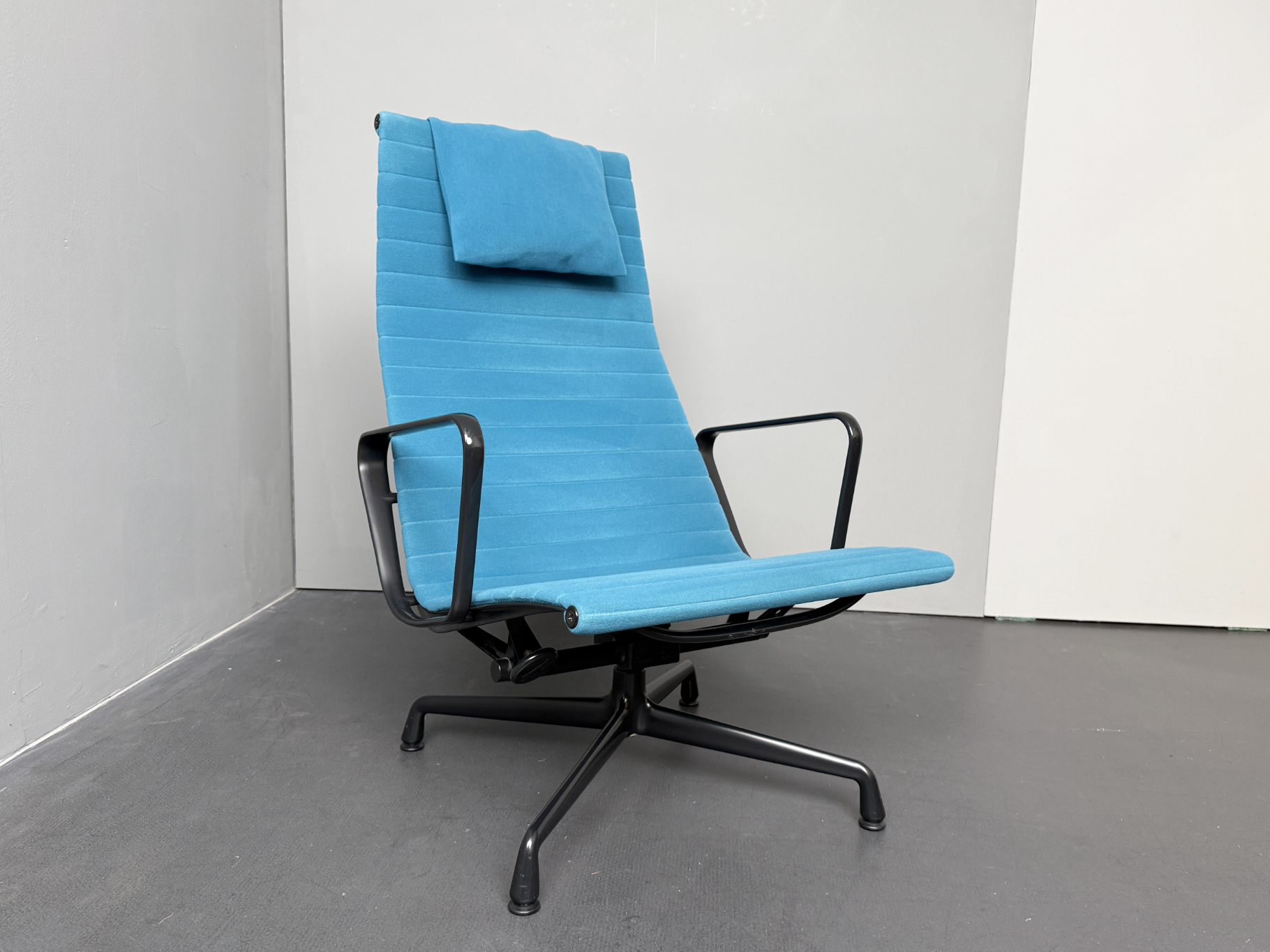 EA-124 Office Chair, Aluminum Chair, Hop Sak, Turquoise Blue, by Charles & Ray Eames for Vitra, Norway, 2000s. Swivel an Tilt Function.